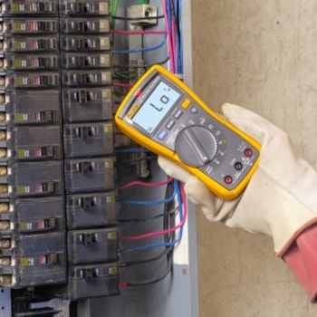 MULTÍMETRO DIGITAL COM DETECTOR DE TENSÃO TRUE RMS - 117 FLUKE MULTÍMETRO DIGITAL COM DETECTOR DE TENSÃO TRUE RMS - 117 FLUKE