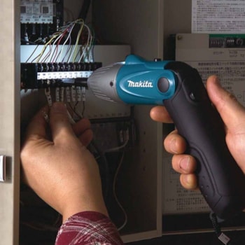 Parafusadeira Dobrável Com 80 peças A Bateria Makita - 6723dw Parafusadeira Dobrável Com 80 peças A Bateria Makita - 6723dw