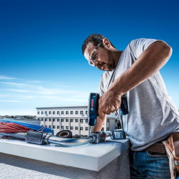 PARAFUSADEIRA / FURADEIRA 15NM 12V COM 1 BATERIA DE 1,5AH EMBUTIDA GSR 1000 SMART COM 33 ACESSORIOS E MALETA - BOSCH