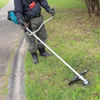 ROÇADEIRA À BATERIA COM PUNHO TIPO GUIDÃO 18V SEM BATERIA E CARREGADOR - DUR369AZ-P MAKITA ROÇADEIRA À BATERIA COM PUNHO TIPO GUIDÃO 18V SEM BATERIA E CARREGADOR - DUR369AZ-P MAKITA